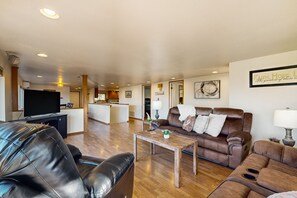 テレビ、テーブルサッカー台、書斎 / ワークスペース