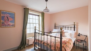2 bedrooms, desk, iron/ironing board, WiFi - Elizabeth Cottage, Deal (Deal)