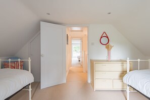 2 bedrooms, desk, iron/ironing board, WiFi