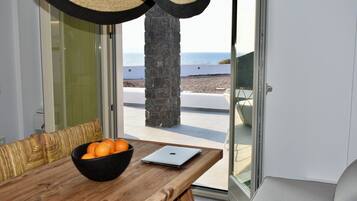 Familievilla, privat basseng, sjøutsikt | Oppholdsområde | En 46-tommers smart-TV med Parabol-TV