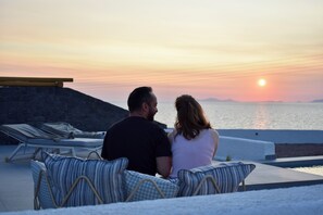 Minibar, in-room safe, soundproofing, iron/ironing board - NORTHIA LUXURY VILLAS (Oia)
