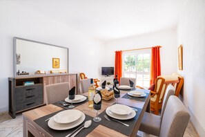 Villa | Dining - Holiday Home in Branqueira Near Santa Eulalia Beach (Albufeira)