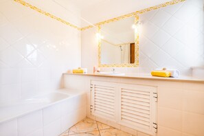 Villa | Bathroom - Holiday Home in Branqueira Near Santa Eulalia Beach (Albufeira)