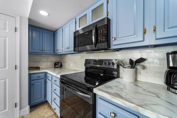 Frigorifero, microonde, forno, piano cottura