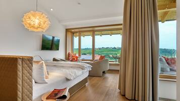 Quarto casal luxo | Cofres nos quartos, escrivaninha, espaço de trabalho para notebook