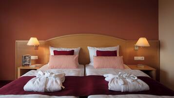 Classic Double Room | In-room safe, desk, laptop workspace, blackout drapes
