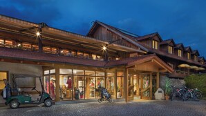 A hotel with a covered entrance, a ski lift, and bicycles parked outside. - Anetseder Landhotel & Lofts (Thyrnau)
