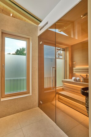 Luxury Double Room | Bathroom | Hair dryer, bathrobes, towels, soap - Anetseder Landhotel & Lofts (Thyrnau)