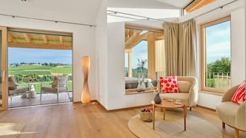 Doppelzimmer SPA Loft | Wohnbereich | Flachbildfernseher