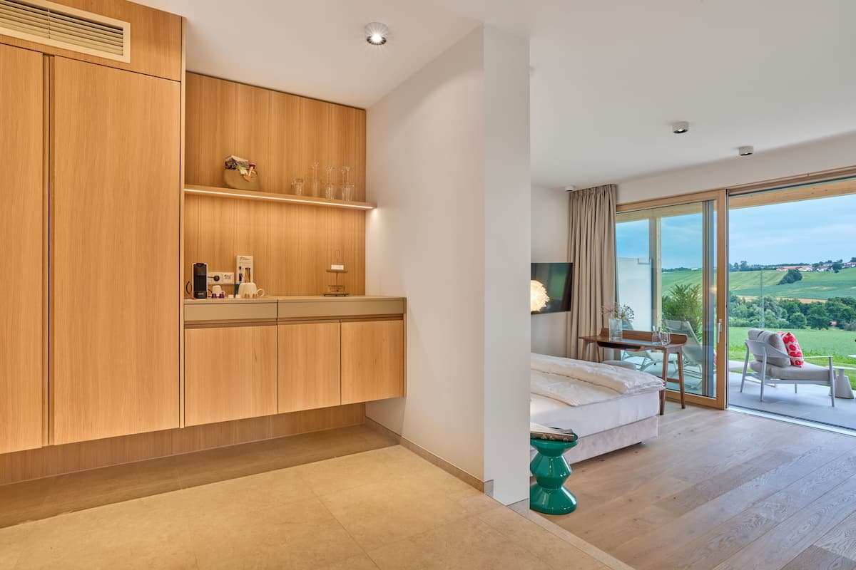 Habitación doble de lujo | Caja de seguridad en la habitación y escritorio