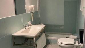 A modern bathroom with a white sink, a toilet, and a glass-enclosed shower area. - La Terrazza su Palermo : Camera Matrimoniale Deluxe con Vasca (Palermo)