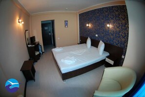 Escritorio, tabla de planchar con plancha y wifi gratis