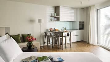 Deluxe Studio Suite | In-room safe, desk, laptop workspace, blackout drapes