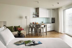 Suite Studio Deluxe | Coffres-forts dans les chambres, bureau