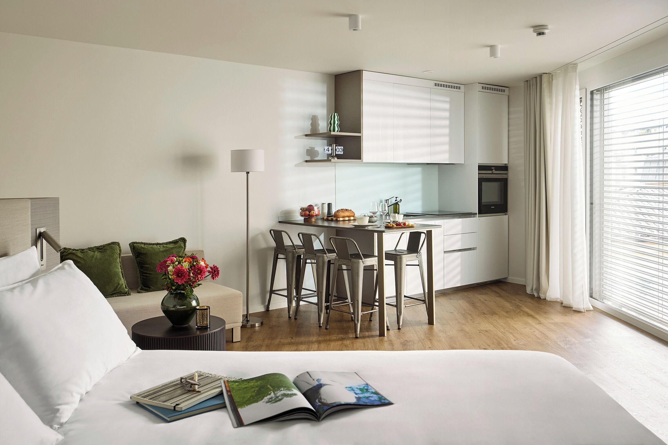 Deluxe-studiosviitti | Tallelokero huoneessa, työpöytä