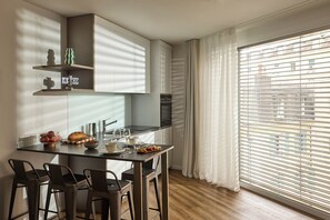Studio Suite Deluxe | Bếp riêng | Tủ lạnh nhỏ, lò vi sóng, lò nướng, bếp nấu 