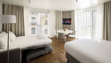 Deluxe Studio Suite | In-room safe, desk, laptop workspace, blackout curtains