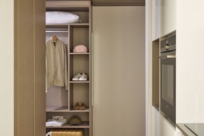 Caja de seguridad en la habitación y escritorio 