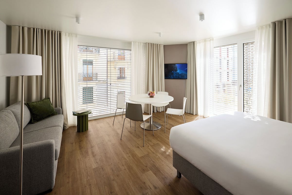 خزنة داخل الغرفة ومكتب ومساحة عمل للكمبيوتر المحمول وستائر تعتيم