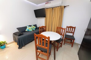 Studiosuite   – standard | Skrivebord for bærbar PC og wi-fi (inkludert)