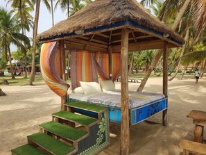 Junior-Zimmer, Balkon, Strandblick | Schreibtisch, laptopgeeigneter Arbeitsplatz, Verdunkelungsvorhänge