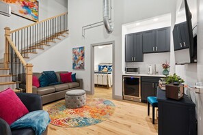 TV connectée, livres, chaîne hi-fi