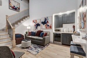 Smart TV, books, stereo - Majestic Lofts #604 - In the Heart of Downtown’s Historic Core! ~5min to Broad! (Nashville)