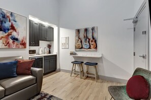 TV connectée, livres, chaîne hi-fi