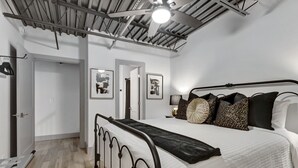 Un dormitorio con cama, armario y puerta.
