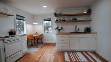 KylskÄp, mikrovÄgsugn, ugn och spishÀll