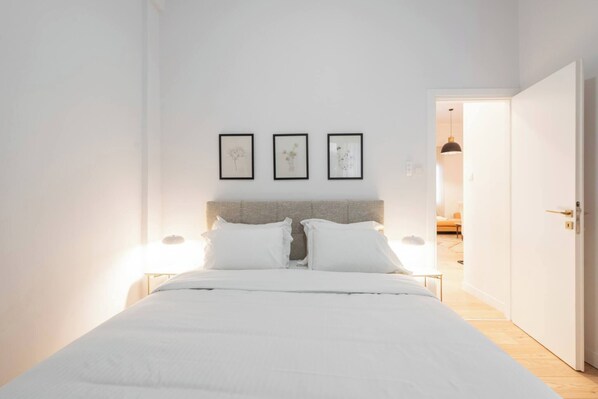 2 bedrooms, iron/ironing board, free WiFi - 2BR Apt Private Backyard w/ Washer & Dryer (Athens)