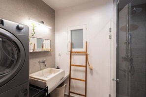 Shower, hair dryer, soap, shampoo - 2BR Apt Private Backyard w/ Washer & Dryer (Athens)