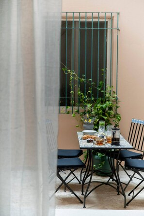 Outdoor dining - 2BR Apt Private Backyard w/ Washer & Dryer (Athens)