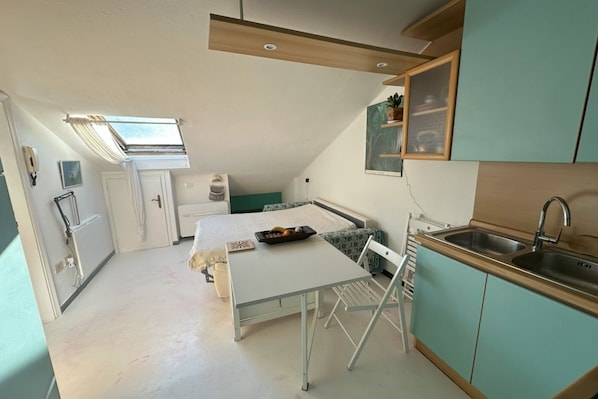 1 chambre, bureau, fer et planche à repasser, Wi-Fi