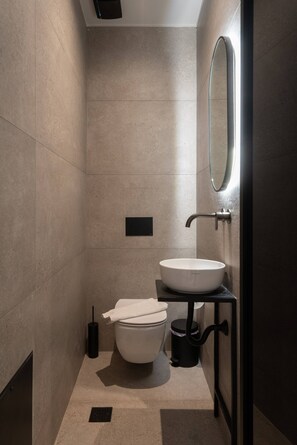 Douche, séchoir à cheveux, savon, shampooing