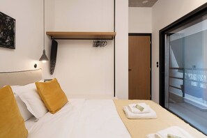 2 habitaciones y tabla de planchar con plancha 