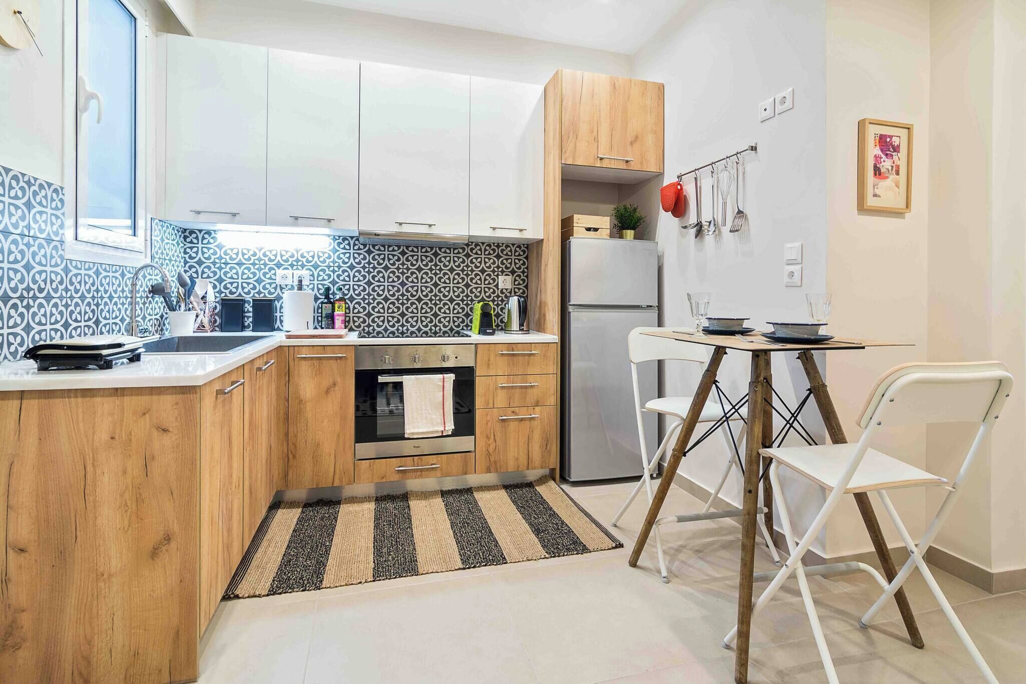 Fridge, oven, stovetop, coffee/tea maker