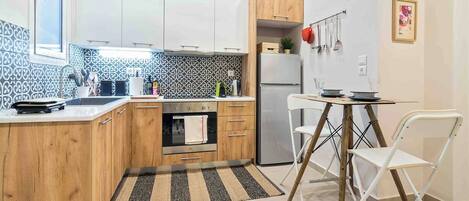 Fridge, oven, stovetop, coffee/tea maker