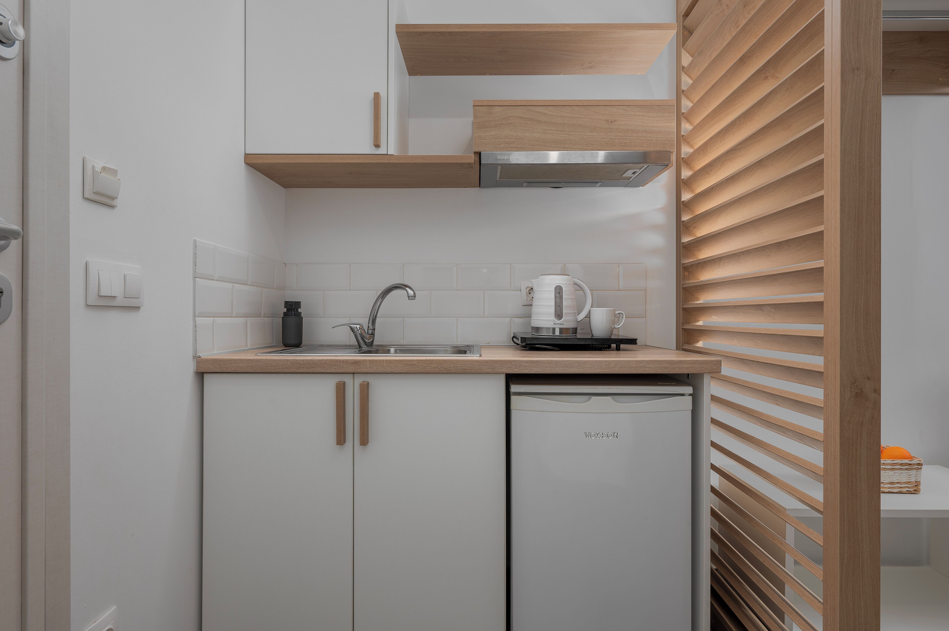 Family Room Ground Floor | Eigene Küche | Mini-Kühlschrank, Herdplatte, Kochgeschirr/Geschirr/Besteck