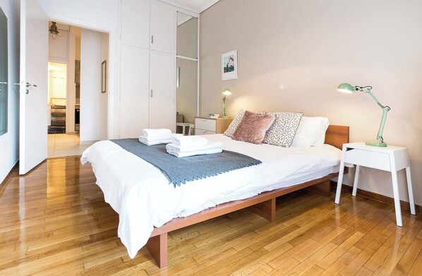1 habitación y tabla de planchar con plancha