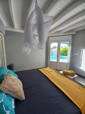 3 habitaciones, escritorio y tabla de planchar con plancha