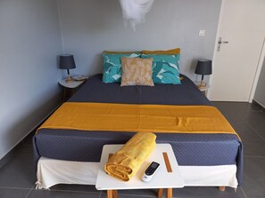 3 Schlafzimmer, Schreibtisch, Bügeleisen/Bügelbrett, Reisekinderbett