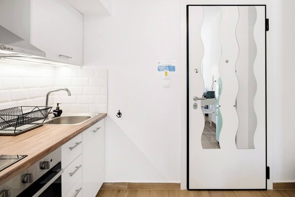 Fridge, oven, stovetop, coffee/tea maker