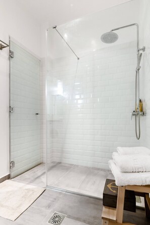 Shower, hair dryer, soap, shampoo - Wide Comfy Studio Apt Centrally Located in Thissio (Athens)