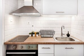 Fridge, oven, stovetop, coffee/tea maker