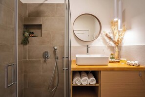 Douche, sèche-cheveux, savon, shampoing