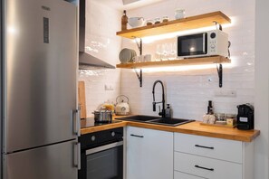 Geladeira, micro-ondas, fogão, cooktop