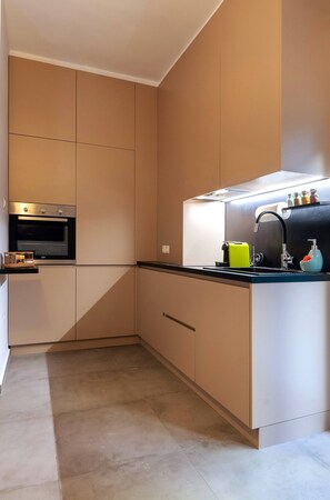 Fridge, oven, coffee/tea maker, electric kettle