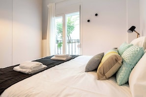 1 habitación y tabla de planchar con plancha 