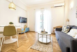 TV - 1BR Apt in Petralona | 15' to Acropolis | By Metro (Athens)